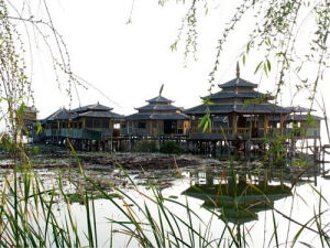 異龍湖