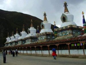 新寨瑪尼佛塔 新寨瑪尼佛塔