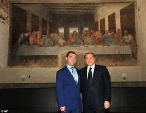 貝盧斯科尼與俄羅斯總統梅德韋傑夫在世界名畫《最後的晚餐》前合照留影。