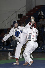 （圖）兩名跆拳道運動員正在穿著護甲進行搏擊