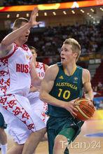 員大衛&middot;巴洛（右）帶球突破