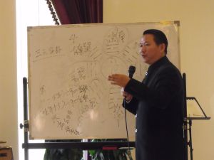 王洪年先生受林溪地&middot;林邀請為嘉賓講解風水開運