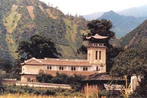 徐家匯天主教堂是上海最大的天主教堂,當年曾譽為遠東最壯觀宏麗的天主堂。每天清晨都有多台彌撒，逢周日與宗教節日，教友濟濟一堂，儀式盛大。“文革