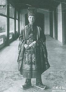 （圖）越南阮朝弘宗宣皇帝阮福昶（啟定1916年—1925年）31歲登基時的冕服照片（1916年）。