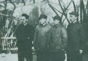 李天佑和戰友(右起第二位)