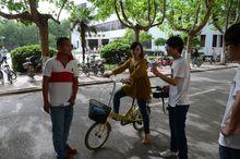 導演和指導商討拍攝方案