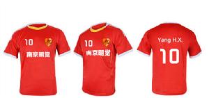 紅色上衣,白色短褲為主場隊服