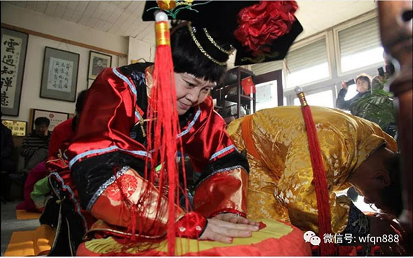 他是乾隆七世孫,長得像溥儀,保留皇帝扳指,還曾率族人關外祭祖