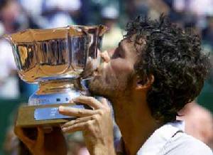 阿根廷網球公開賽2001年 圖為獲勝後的庫爾滕親吻冠軍獎盃