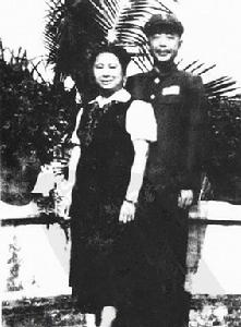 1954年陳明仁與夫人在廣東湛江