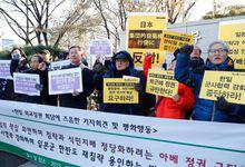 2015年，韓國民眾在韓日外長舉行“慰安婦”問題談判前示威。