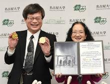 領獎返回名大後，展示諾獎獎章和證書