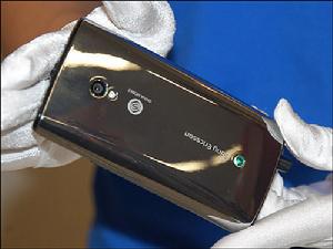 索愛A8i的機身採用了真空金屬塗層