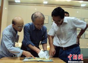 海南島近代史研究會創始人佐藤正人(中)