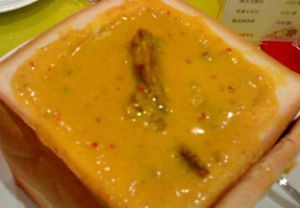 咖喱塊若是使用含了麵粉和油脂的咖喱塊（即油咖喱、咖喱醬），為了避免結塊不易溶解，最好先炒其它材料，等加水沸騰後，再投入咖喱塊，熬煮時，並要不時地翻攪，以免燒煳燒焦，或粘鍋底。使用咖喱塊，也可調出滋味濃郁辛香的印度風味咖喱菜。