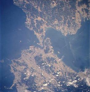 （圖）關門海峽的衛星照片，上為下關市，下為北九州市