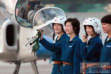 周帥（左二）與戰友