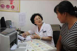 李主任認真與患者交流