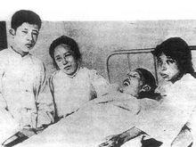 去世時的廖仲愷（旁者左起廖承志、何香凝、廖夢醒）