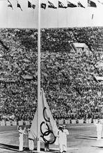 1964年東京奧運會開幕式上奧林匹克旗幟升起