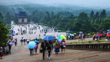 雨中謁陵的人們