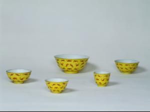 黃地粉彩紅蝠紋碗 黃地粉彩紅蝠紋碗