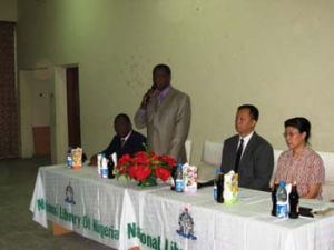 中國駐奈及利亞使館文化參贊出席尼國家圖書館交流研討會