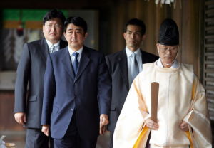2005年，安倍參拜靖國神社