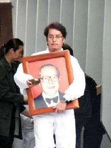 譚詠麟手捧父親遺照