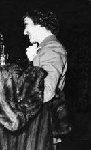 克勞黛&middot;考爾白匆忙領獎