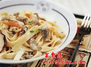 奶香蘑菇牛肉麵 奶香蘑菇牛肉麵