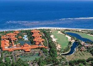 圖片右側為高爾夫球場