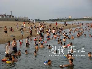 炎炎夏天，金沙灣浴場很受歡迎