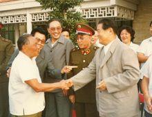 1985年閻達開與鄧小平在天津會見
