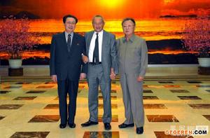 （左起：張成澤 納吉布&middot;薩維里斯 金正日）