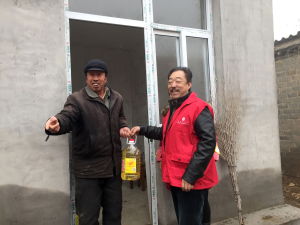 李考英慰問孤寡老人