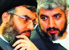 納斯魯拉（左）和馬沙爾 (右 )在集會上交談