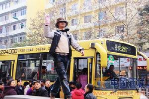 “水井溝舞王”引人圍觀