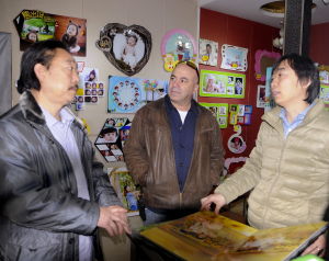 李考英慰問孤寡老人