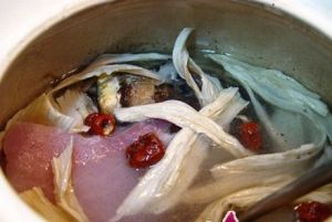 花生紅棗魚頭湯 花生紅棗魚頭湯