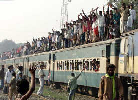 孟加拉人乘火車返鄉過節