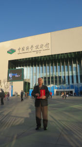 李元獲2012年年度知識人物，與科技館新館合影