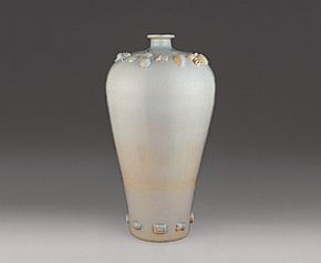 青白釉貼塑雜寶大梅瓶