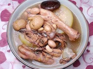 眉豆栗子花生煲雞腳 眉豆栗子花生煲雞腳