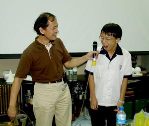 男生吸入氦氣聲音變成林志玲，引來哄堂大笑