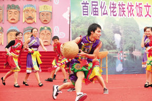 仫佬族竹球表演