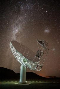 圖中顯示的是MeerKAT望遠鏡陣射電天線的照片，背景是銀河和麥哲倫星雲