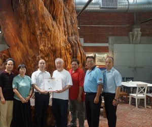 與台灣楊應風美術館館長楊奉暉合影