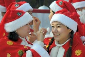 韓國龍仁市主題公園“愛寶樂園”滑冰場的聖誕美女。