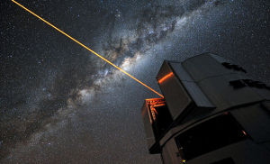 一道雷射束從甚大望遠鏡射出，刺破暗淡的智利夜空，幫助天文學家探索宇宙的遠端。雷射能夠賦予地球中間層的鈉原子能量，導致它們發光